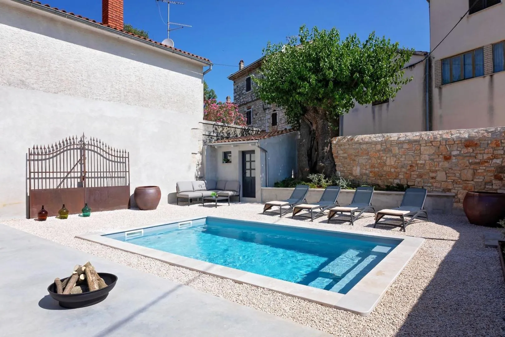 Rustic Villa Dvori With Outdoor Pool In Porec Vrznaveri
