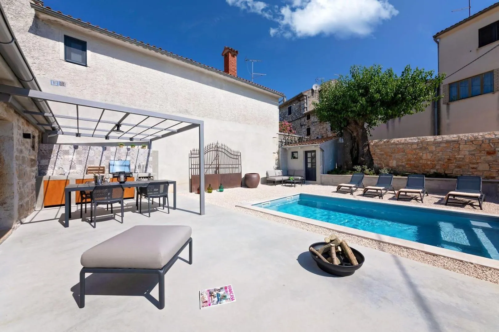 Rustic Villa Dvori With Outdoor Pool In Porec Vrznaveri Croácia