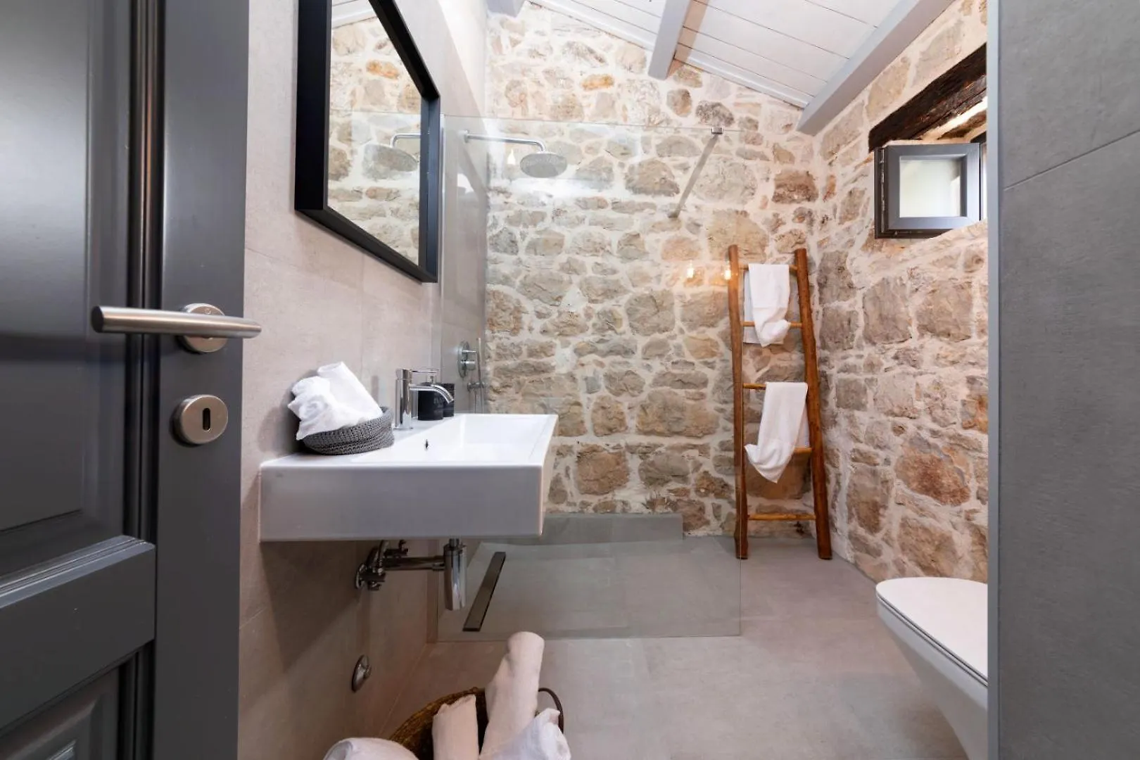 Rustic Villa Dvori With Outdoor Pool In Porec Vrznaveri