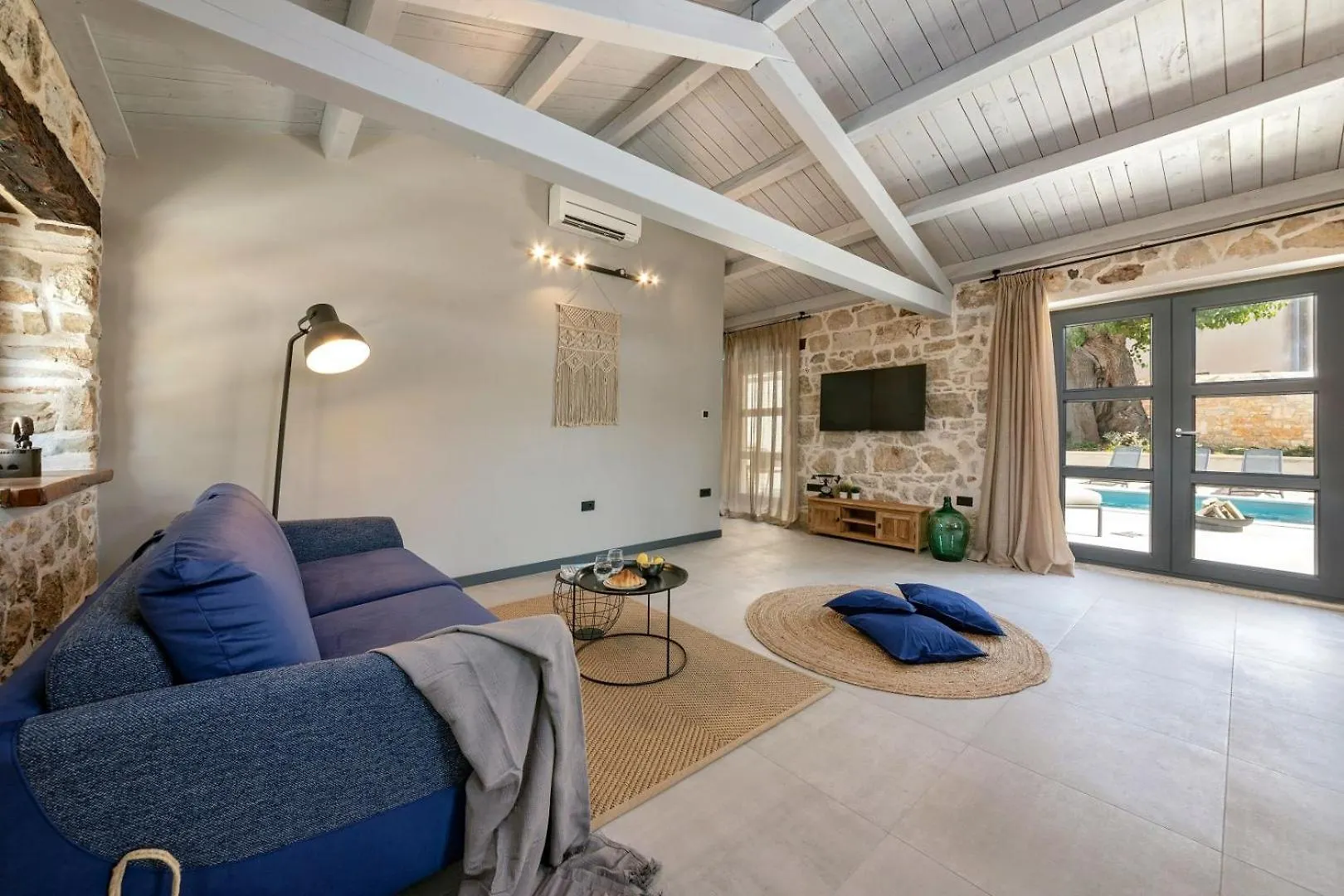 Rustic Villa Dvori With Outdoor Pool In Porec Vrznaveri Croácia