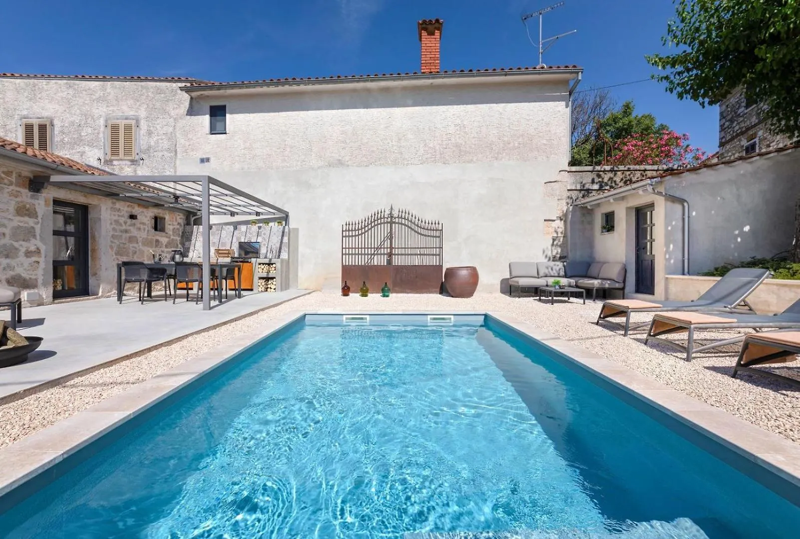 Rustic Villa Dvori With Outdoor Pool In Porec Vrznaveri 0*,